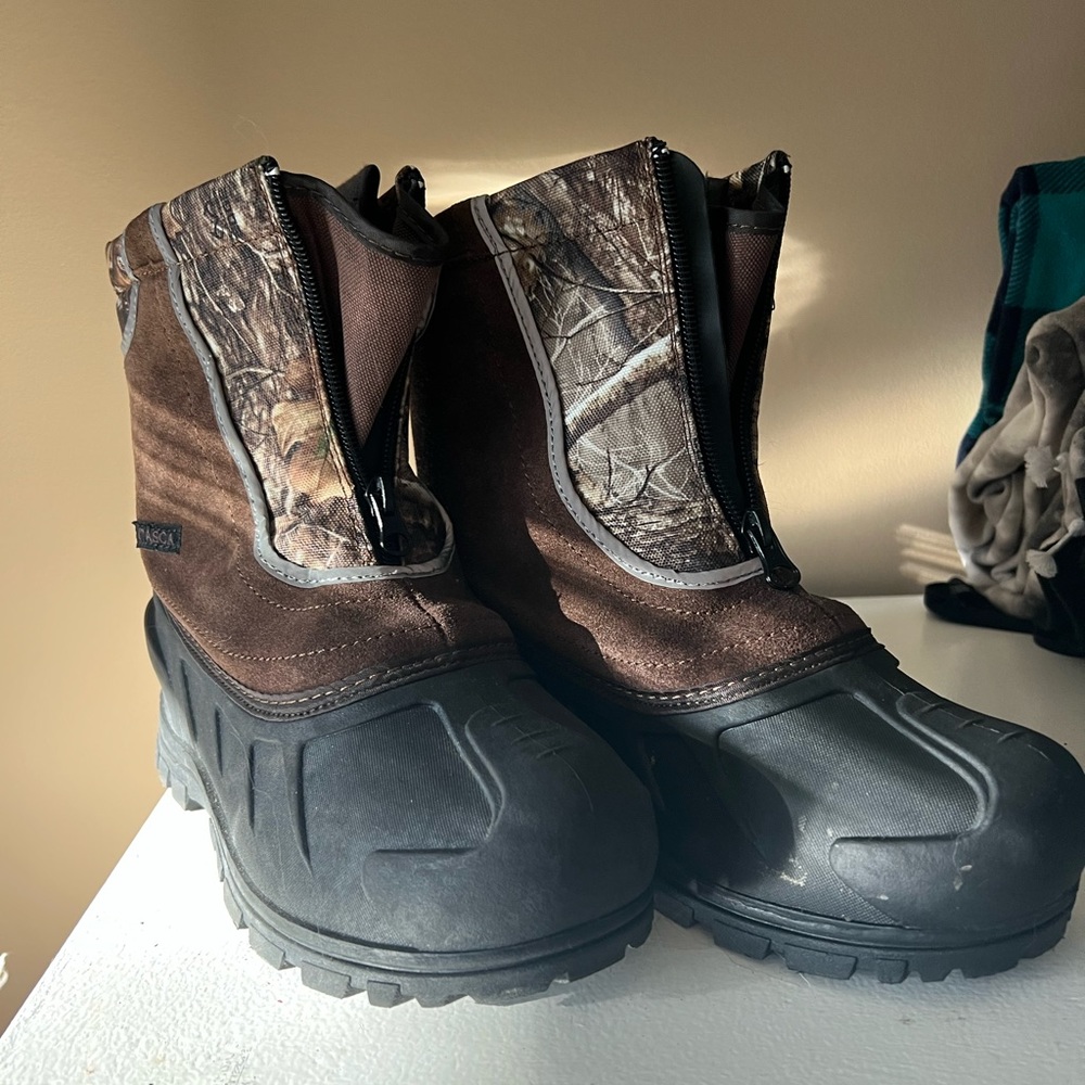Worn once boys Itsaka winter boots